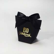 Set de 20 cajas de regalo miniatura elegantes para Eid Mubarak en negro, blanco y dorado con lazos elegantes. Perfectas para dulces, chocolates y regalos pequeños. Ideales para celebraciones de Eid, fiestas y sorpresas. Embalaje elegante para eventos memorables y ocasiones especiales - 6x6x10cm - Ver 9