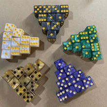 10pcs/套大孔骰子套装 - 方形珍珠骰子，适用于大理石棋盘游戏配件，非常适合棋盘游戏和派对乐趣，家庭聚会首选，适合角色扮演游戏，基于运气的桌面游戏 - 适合 14 岁以上。适合室内和室外游戏、多人游戏、朋友聚会、生日、婚礼和庆祝活动。游戏、新年、生日的绝佳礼物。 - 彩色 - 查看 5