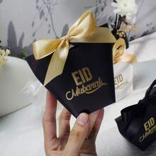Set de 20 cajas de regalo miniatura elegantes para Eid Mubarak en negro, blanco y dorado con lazos elegantes. Perfectas para dulces, chocolates y regalos pequeños. Ideales para celebraciones de Eid, fiestas y sorpresas. Embalaje elegante para eventos memorables y ocasiones especiales - 6x6x10cm - Ver 3