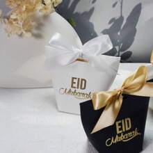 Set de 20 cajas de regalo miniatura elegantes para Eid Mubarak en negro, blanco y dorado con lazos elegantes. Perfectas para dulces, chocolates y regalos pequeños. Ideales para celebraciones de Eid, fiestas y sorpresas. Embalaje elegante para eventos memorables y ocasiones especiales - 6x6x10cm - Ver 4
