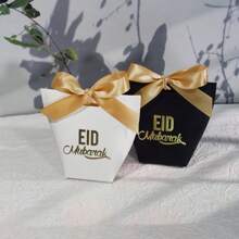 Set de 20 cajas de regalo miniatura elegantes para Eid Mubarak en negro, blanco y dorado con lazos elegantes. Perfectas para dulces, chocolates y regalos pequeños. Ideales para celebraciones de Eid, fiestas y sorpresas. Embalaje elegante para eventos memorables y ocasiones especiales - 6x6x10cm - Ver 5
