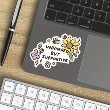 3 英寸“疯狂但支持贴纸 - 可爱有趣的花卉贴纸，适用于笔记本电脑、笔记本、水瓶、个人空间、心理健康角落和朋友区 | 非常适合朋友、幽默爱好者、心理健康倡导者和支持者 | 送给朋友、家人和同事的理想礼物 | 令人振奋的幽默贴纸，适用于友谊装饰、自我护理和相关幽默”