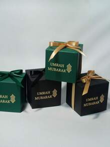 Set de 5 cajas de regalo mini elegantes Umrah Mubarak en color verde y negro con texto dorado y cintas elegantes. Perfectas para guardar caramelos, chocolates y pequeños regalos. Ideales para celebraciones de Umrah, ocasiones religiosas y sorpresas significativas. Empaque para momentos memorables. - 8X8X8cm - Ver 1