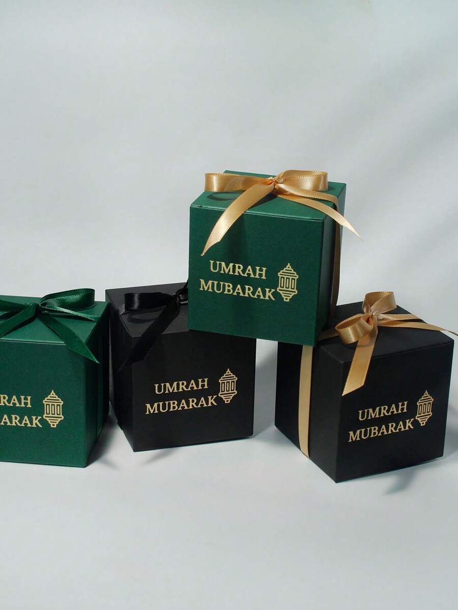 Set de 5 cajas de regalo mini elegantes Umrah Mubarak en color verde y negro con texto dorado y cintas elegantes. Perfectas para guardar caramelos, chocolates y pequeños regalos. Ideales para celebraciones de Umrah, ocasiones religiosas y sorpresas significativas. Empaque para momentos memorables. - 8X8X8cm - Ver 1