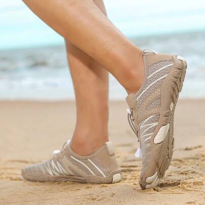 1双女士条纹水鞋，防滑耐穿沙滩鞋，轻便柔软鞋底，适合沙滩、派对、露营、钓鱼、溪流徒步、水上运动等场合。