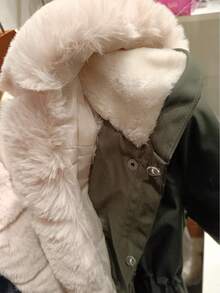 女士休闲长袖仿皮草外套，带帽领口，撞色仿皮草细节，常规下摆，适合冬季穿着。