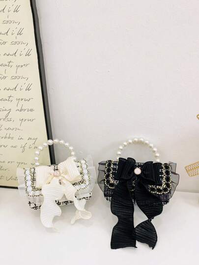 这款时尚甜美的斜挎包设计可爱，配有零钱包、珍珠手链肩带和磁扣，适合购物和参加派对。包包上还饰有甜美可爱的蝴蝶结，是送给家人和朋友的绝佳生日礼物之选。