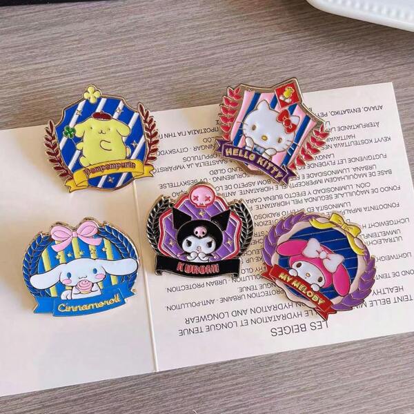 Sanrio Sanrio School Style Sanrio New Arrival Metal Badge Cute Cartoon Kuromi & Broches, Acessórios decorativos para estudantes, Adequado para casa, presentes, férias e feriados como Halloween, Uso multifuncional, decoração escolar, surpresa escolar, decoração de dormitório, volta às aulas