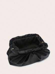 女士手提包为纯色丝缎褶皱云朵包，复古又大容量，适合外出逛街。