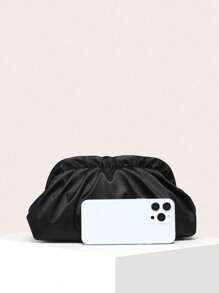 女士手提包为纯色丝缎褶皱云朵包，复古又大容量，适合外出逛街。