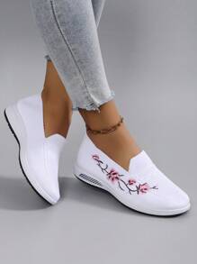 STEPREACH 女款網眼透氣、舒適、輕盈、圓頭、一腳蹬、刺繡運動鞋帶氣墊。春季新品 - 白色 - 查看 5