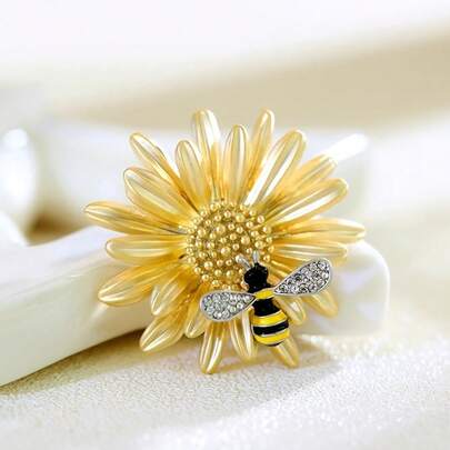 1pc Vintage Daisy And Bee Rhinestone Brooch, Elegant Scarf Clip And Dress Decoration, European And American Fashion Creative Chrysanthemum Bee Brooch, Simple Rhinestone Scarf Clip, Chest Flower Accessory, Anti-Exposure Brooch Collar Pin