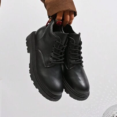 Botines negros cortos de tobillos, con cordones al frente, cómodos y versátiles para estudiantes, senderismo y uso diario
