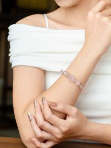 VE 1 Stück hochwertiges Sterling Silber Armband mit natürlichen Kristallen, kombiniert rosa Quarz und weißen Quarz, sanfte und elegante Farbe, symbolisiert Liebe und Reinheit. Seine sanfte Energie kann zwischenmenschliche Beziehungen und persönliche Ausstrahlung verstärken, was es zu einer tollen Wahl für Geschenke oder den Eigenbedarf macht. Die Schmuckfarbe ist zufällig.