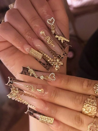 24 uñas postizas de estilo Y2K en color rosa rectangular, con diseño de puntas francesas con estampado de leopardo, decoraciones con rhinestones, corazones, pistolas, notas musicales y lazos, de alto brillo y cobertura completa, adecuadas para uso diario de mujeres y niñas, para fiestas y manicura de citas