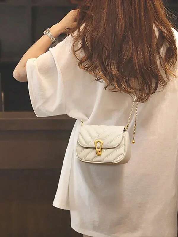 حقيبة كتف مربعة عصرية مطرزة بتصميم شريطي بسيط ذات سلسلة صغيرة عبر الجسم