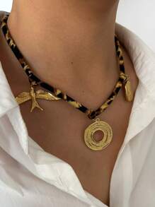Monlansher Nouveau collier pour femmes en acier inoxydable avec pendentifs de plusieurs styles, assorti avec un collier ras-du-cou en matériau de nylon à imprimé léopard tendance. Collier personnalisé pour un usage quotidien