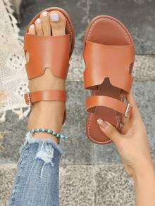 Sandalias planas de mujer estilo europeo y americano con hebilla de cristal marrón en forma de H, moda ligera y cómoda, talla grande tallas, sandalias de playa huecas, existencias disponibles