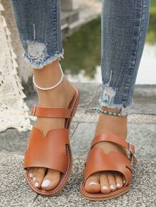 Sandalias planas de mujer estilo europeo y americano con hebilla de cristal marrón en forma de H, moda ligera y cómoda, talla grande tallas, sandalias de playa huecas, existencias disponibles