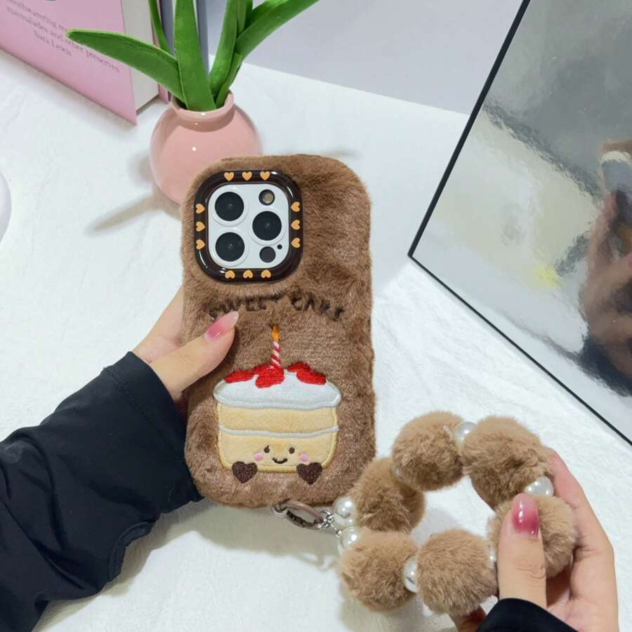 秋冬季毛绒刺绣草莓蛋糕手机壳，带毛球挂链，兼容 17 Pro Max/17 Pro/17、16 Pro Max/16 Pro/16、15 Pro Max/15 Pro/15、14 Pro Max/14 Pro/14、新款 13 Pro Max/13 Pro，简约卡通风格 - 彩色 - 查看 1