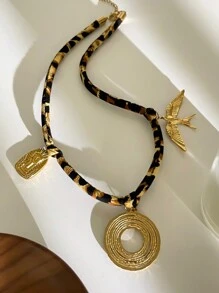 Monlansher Nouveau collier pour femmes en acier inoxydable avec pendentifs de plusieurs styles, assorti avec un collier ras-du-cou en matériau de nylon à imprimé léopard tendance. Collier personnalisé pour un usage quotidien