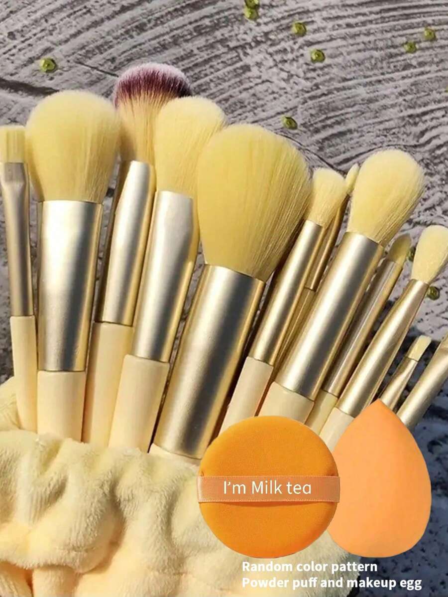 13件套化妆刷套装 + 2个随机颜色/形状的化妆海绵，包含眼影、粉底、BB霜、遮瑕膏等多种化妆工具，柔软舒适，是女士的理想之选。这款多功能化妆刷套装包含各种软毛化妆刷和海绵，是完美的化妆工具组合，也是理想的化妆礼品套装。此外，它还是一款专业化妆刷套装，非常适合作为赠品或礼品。