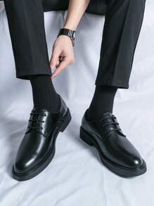 男士时尚优雅商务牛津皮鞋，圆头系带正装鞋，男士纯色防滑耐用鞋底，适合派对、婚礼、社交场合、春秋季节，尺码偏大，建议选择小一码