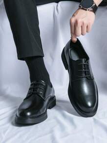 男士时尚优雅商务牛津皮鞋，圆头系带正装鞋，男士纯色防滑耐用鞋底，适合派对、婚礼、社交场合、春秋季节，尺码偏大，建议选择小一码