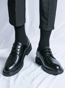 男士时尚优雅商务牛津皮鞋，圆头系带正装鞋，男士纯色防滑耐用鞋底，适合派对、婚礼、社交场合、春秋季节，尺码偏大，建议选择小一码