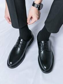 男士时尚优雅商务牛津皮鞋，圆头系带正装鞋，男士纯色防滑耐用鞋底，适合派对、婚礼、社交场合、春秋季节，尺码偏大，建议选择小一码