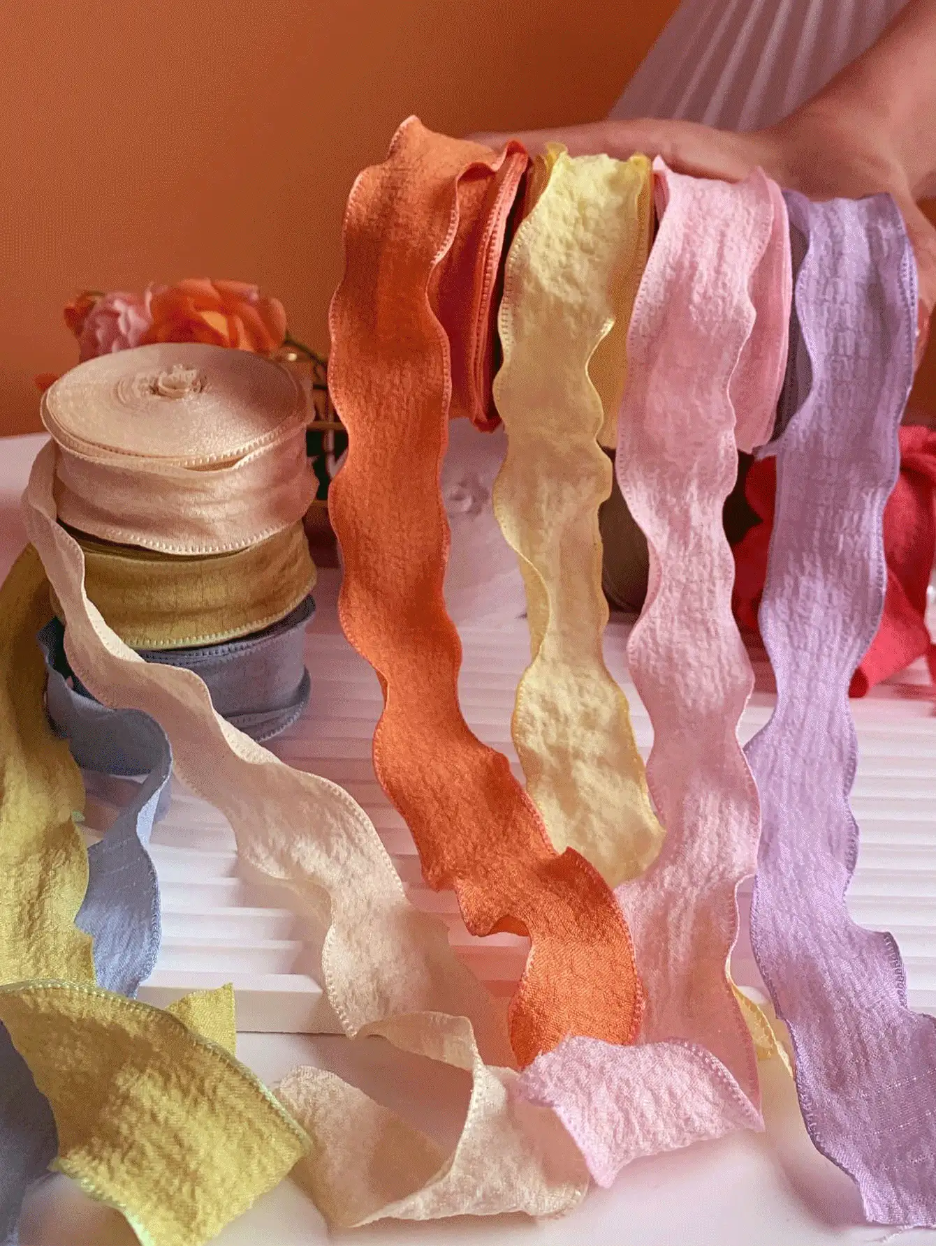 1 Roll Ribbons Flowers Bows Hair Clips Birthday Gift DIY Wavy Ribbons For Various Festivals Party Birthday Decoration Net Yarn Floral Bouquet Flower Shop Floral Art Romantic Decoration Packaging Net Yarn Wavy Texture Essential For Valentine's Day