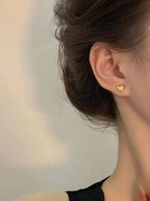 1 对时尚钛钢 18K 金色心形耳钉，心形小环耳环，适合女孩