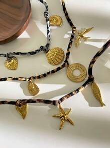 Monlansher Nouveau collier pour femmes en acier inoxydable avec pendentifs de plusieurs styles, assorti avec un collier ras-du-cou en matériau de nylon à imprimé léopard tendance. Collier personnalisé pour un usage quotidien