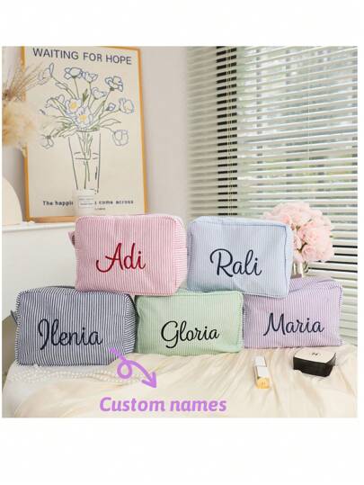 Personalisierte Brautjungfer Make-up Tasche, Seersucker Kosmetiktasche für Mädchen, Kosmetiktasche mit großer Kapazität, Brautjungfer Hochzeitsgeschenke, Make-up Organizer, Monogrammierte Kulturtasche, Bestickter Make-up Beutel, Brautjungfer Make-up Tasche, Brautjungfer Geschenk, Frauengeschenke, Personalisierte Geschenke, Hochzeitsfeier, Geschenke, Geschenke, Brautjungfer Vorschlag Geschenke, Hochzeitsgeschenk, Weihnachtsgeschenk, Personalisierte Geschenke, Urban Chill