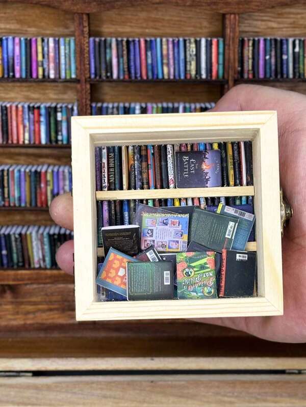 1 set de mini estantería para ansiedad [estantería pequeña con 69 libros / estantería grande con 112 libros] - Mini libros en caja de fósforos, decoración de mini casa, estantería de madera de pino natural con fragancia a madera, adecuado para Navidad, Ramadán, decoración del hogar y la oficina, regalo de decoración relajante e interesante, dimensiones: grande 12*12*5cm / pequeño 8.5*8.5*5cm