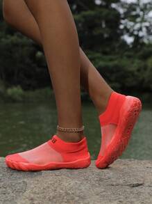 ZVB Sapatos aquáticos para casais, adequados para amantes descalços, calçados de praia femininos com sola macia para natação, mergulho, sandálias de verão de secagem rápida, calçados aquáticos para pesca, antiderrapantes e respiráveis - Vermelho - Ver 3