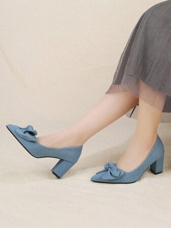 Décolleté con punta affusolata e tacco alto squadrato, scarpe con tacco spesso e fiocco alla moda, scarpe con tacco alto da donna, ideali per la primavera e per San Valentino
