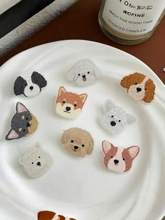 1 st söt akrylvalphund tecknad metallbroscher, kavajslag, ryggsäcksmärkessmycken. Kreativ hartsbroschnål i hartsmaterial, tecknade godisar, hartstillbehör, gör-det-själv-krämlim. Perfekt för pojkvänner, flickvänner, familjemedlemmar, lärare, festpresenter och djurtema-väskdekorationer. Klädtillbehör, nål för kläder, väskberlock, ryggsäck för skolan, kontorstillbehör, skjortor, jacka, halloween, klädnål, roliga lärarpresenter, halloween-tillbehör, lärardag, kostymtillbehör, väskberlocker, jul