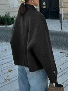 Modieus en casual Frans ontwerp voor dames, enkelrijs, kort model met losse kraag, wollen jas