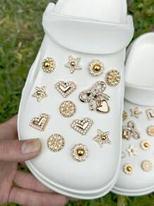 26 pièces Accessoires pour chaussures forme crocodile (fleur à 6 pétales avec perles, nœud, petite étoile, lapin, cœur etc.) - Facile à installer, accessoires amovibles DIY pour personnaliser les chaussures de type "babies", les chaussures de jardin, les sabots, les sandales et les sacs de plage. Cadeau parfait pour les fêtes et les occasions spéciales