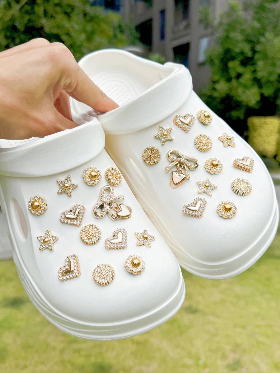 26 pièces Accessoires pour chaussures forme crocodile (fleur à 6 pétales avec perles, nœud, petite étoile, lapin, cœur etc.) - Facile à installer, accessoires amovibles DIY pour personnaliser les chaussures de type "babies", les chaussures de jardin, les sabots, les sandales et les sacs de plage. Cadeau parfait pour les fêtes et les occasions spéciales