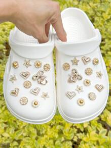 26 pièces Accessoires pour chaussures forme crocodile (fleur à 6 pétales avec perles, nœud, petite étoile, lapin, cœur etc.) - Facile à installer, accessoires amovibles DIY pour personnaliser les chaussures de type "babies", les chaussures de jardin, les sabots, les sandales et les sacs de plage. Cadeau parfait pour les fêtes et les occasions spéciales
