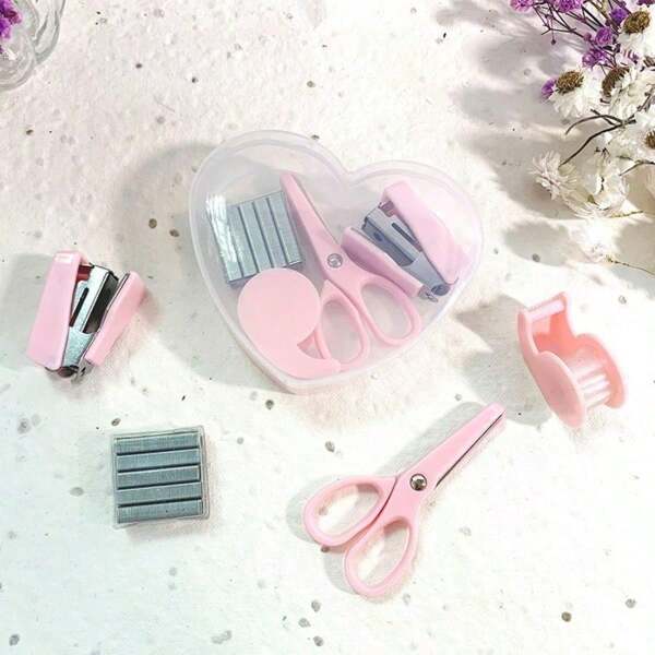 Set 4 en 1 : Mini agrafeuse, ciseaux, distributeur de ruban adhésif, 500 agrafes. Set de papeterie de bureau compact dans un boîtier transparent, avec un design mignon en forme de macaron. Convient aux étudiants et à une utilisation au bureau, style jeune