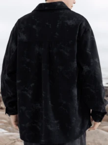 男士春季灯芯绒休闲复古翻领时尚清凉长袖衬衫，带口袋设计，个性开衫，黑色扎染高端上衣适合户外活动和校园装，百搭男士春夏必备