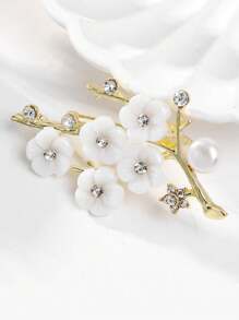 1 pieza Broche creativo para damas, broche de flor de ciruelo de cinco hojas con perlas falsas, accesorio versátil, pasador para ropa - regalo perfecto, broche exquisito y de alta gama que evita mostrar la piel, adecuado para usar al salir, adecuado para regalar a amigos en festivales, accesorio perfecto para la ropa.