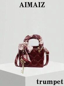 Bolsa quadrada pequena personalizada da moda, estilo Lady Diana, com lenço, elegante e de alta qualidade, adequada para todas as idades, bolsa pequena de estilo nobre, material de PU, costura acolchoada, chaveiro de metal, bolsa feminina com alça longa, bolsa com laço para dia dos namorados