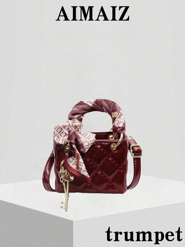 Bolsa quadrada pequena personalizada da moda, estilo Lady Diana, com lenço, elegante e de alta qualidade, adequada para todas as idades, bolsa pequena de estilo nobre, material de PU, costura acolchoada, chaveiro de metal, bolsa feminina com alça longa, bolsa com laço para dia dos namorados