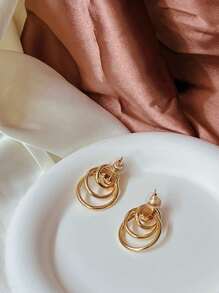 Brincos de orelha design de torção