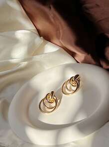 Brincos de orelha design de torção