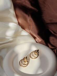 Brincos de orelha design de torção